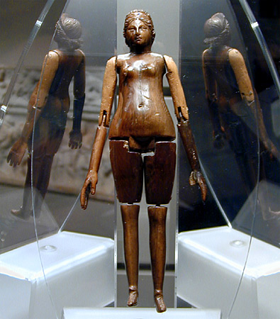 020. Poupee d'ivoire articulee. Provient d'une tombe sur la Via Cassia, 2eme s. p.C..jpg